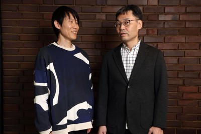 批評家の大澤聡さん（左）と米文学者の都甲幸治さん＝東京都千代田区で2025年12月10日、小林努撮影
