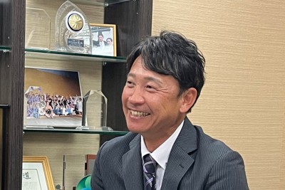ジェイプロジェクトの新監督に就任することが決まり、笑顔で話す元巨人の二岡智宏氏＝ジェイグループホールディングス提供