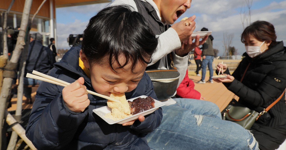 餅を食べる親子＝福島県大熊町で2020年1月13日午前11時31分、和田大典撮影