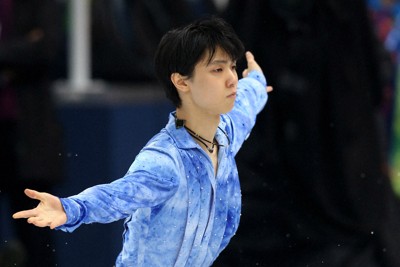 【ソチ五輪】男子SPで4回転ジャンプを決め着氷する羽生結弦＝ロシア・ソチのアイスベルク・パレスで2014年2月13日、貝塚太一撮影