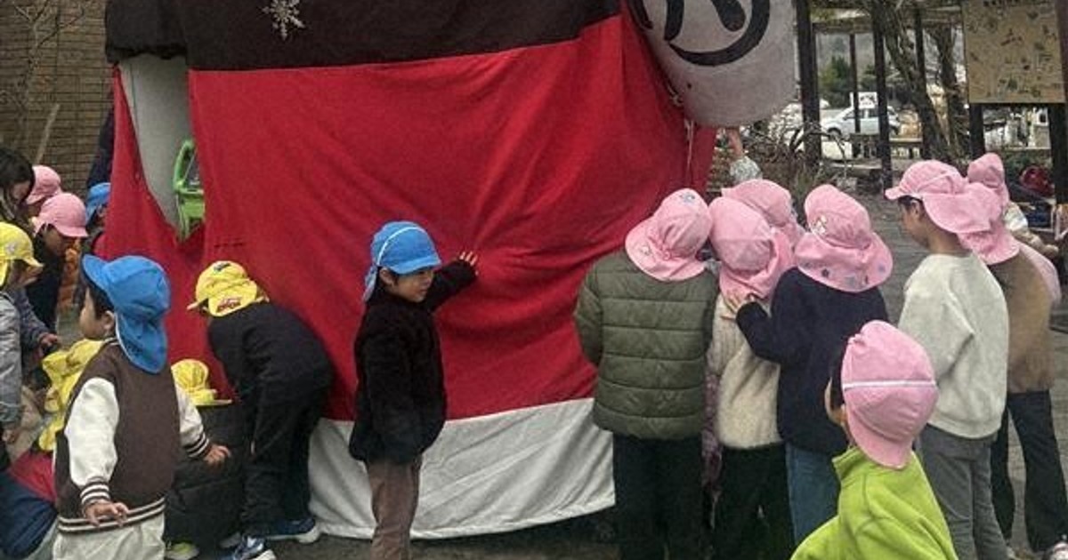 Easy Japanese news in translation: Big racoon dog statue becomes Santa in Shiga Prefecture