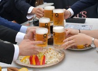This file photo shows people making a toast. (Mainichi/Masaki Matsumoto)