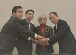 会見終了後のフォトセッションで握手する右から弁護団の山口広氏、河合弘之氏、スルガ銀行の加藤広亮氏、戸谷友樹氏＝東京都中央区で2025年12月15日午後5時半、今沢真撮影