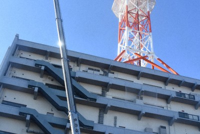 地震の影響で損傷が見つかったNTT東日本の鉄塔＝青森県八戸市で2025年12月16日午前10時30分、竹田直人撮影