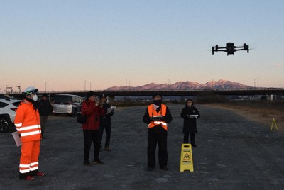 獣害調査隊「チームドローン」による渡良瀬川河川敷の野生生物調査＝群馬県桐生市桜木町で2025年12月16日、遠山和彦撮影