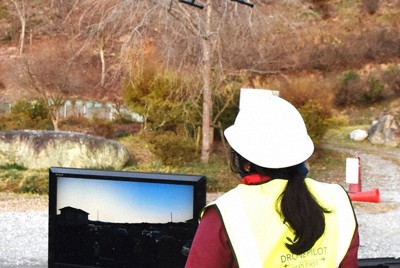赤外線カメラを搭載した中型ドローン＝埼玉県横瀬町横瀬の花崎山公園近くの駐車場で2025年12月15日、高木昭午撮影