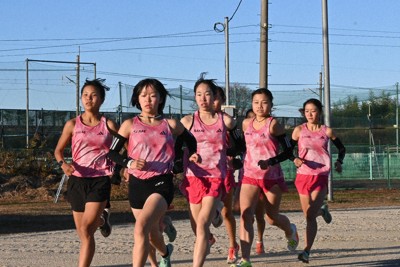 一定のペースで走る意識を持ちながら走り込む埼玉栄女子駅伝部の選手たち＝さいたま市西区西遊馬の同校グラウンドで2025年12月4日、板鼻歳也撮影