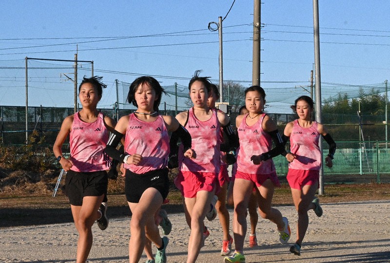 全国高校駅伝：21日号砲 チーム紹介／中 女子・埼玉栄 満面の笑み