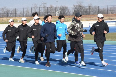 史上3校目の3連覇がかかる佐久長聖の選手たち＝長野県佐久市で2025年12月2日、鈴木英世撮影