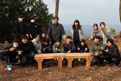 西郭まで運んだ自作のベンチを囲む伊香高生＝長浜市木之本町の田上山で、長谷川隆広撮影