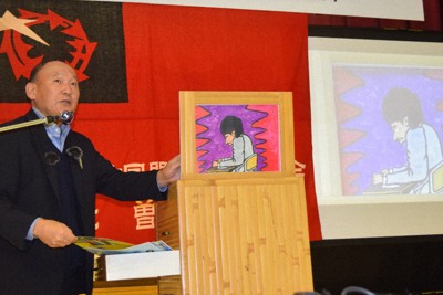 完成した紙芝居を披露する畑中廣之さん＝大淀町比曽の町立旭ケ丘総合センターで、梅山崇撮影