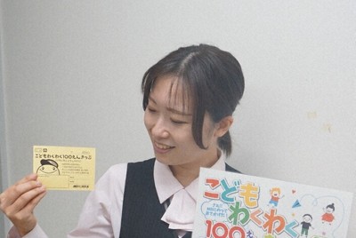 「こどもわくわく100えんきっぷ」をPRする松浦鉄道の担当者＝長崎県佐世保市で2025年12月11日午後2時12分、柳瀬成一郎撮影