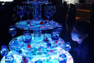 幻想的に光るグラスツリー＝長崎県佐世保市で2025年12月12日午後2時53分、柳瀬成一郎撮影