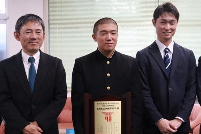 表彰盾を受け取った長崎西の桑原直太郎主将（中央）＝長崎市で2025年12月16日午後4時40分、川島一起撮影