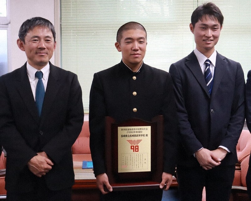 センバツ21世紀枠 長崎西、九州背負う意気 候補校選ばれ表彰 ／長崎
