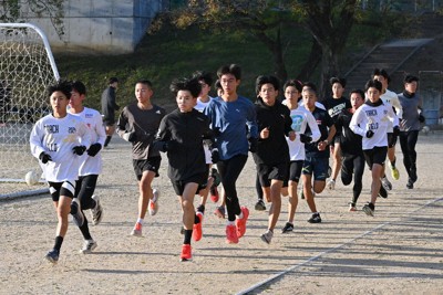都大路に向けて調整する鎮西学院の選手たち＝長崎県諫早市西栄田町で2025年12月3日午後4時8分、添谷尚希撮影