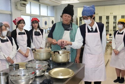 ゆで上がったタコの感触を確かめる高校生＝大分県国東市国東町鶴川で2025年12月4日午後1時20分、久保田修寿撮影