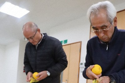 丁寧にユズをネットに詰めてゆく＝大分県宇佐市院内町山城で2025年12月16日午後1時34分、久保田修寿撮影