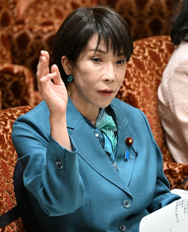 参院予算委員会で質問に答えるため挙手する高市早苗首相＝国会内で2025年12月16日午前9時41分、平田明浩撮影