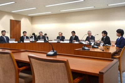宮城県議会が設置した「インターネット上の誹謗中傷等の対策に係る条例検討会」の初会合＝県議会庁舎で2025年12月17日、山中宏之撮影