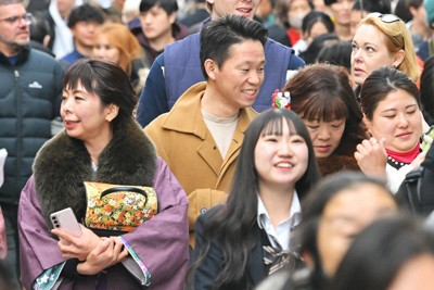 浅草を楽しむ外国人観光客ら＝東京都台東区で2025年1月8日、前田梨里子撮影