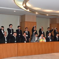 チーム発足式で気合を入れる山本一太・群馬県知事（前列右から6人目）と県庁職員ら＝県庁で2025年12月17日午前9時10分、福田智沙撮影
