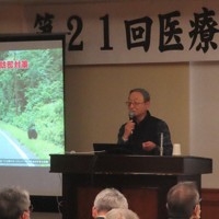 講演するあきた森づくり活動サポートセンター情報専門員の菅原徳蔵さん＝秋田県仙北市で2025年11月29日、工藤哲撮影