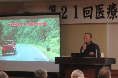 講演するあきた森づくり活動サポートセンター情報専門員の菅原徳蔵さん＝秋田県仙北市で2025年11月29日、工藤哲撮影