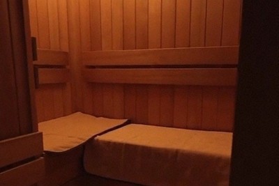 サウナ2人死亡　非常ボタン受信機は常に電源オフ　火災時に押した跡