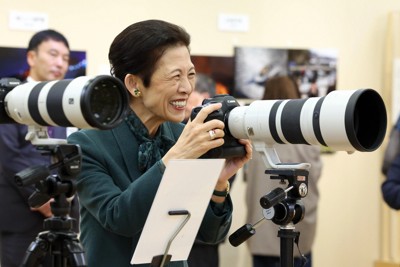 高円宮妃久子さまが報道写真展に来場