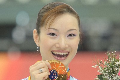 【トリノ五輪】金メダルを手に会心の笑みを見せる荒川静香＝パラベラ競技場で23日、岩下幸一郎撮影