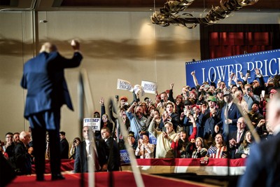 「物価低減」の横断幕が見える政治集会で演説するトランプ米大統領（左手前）と熱狂する支持者たち（米東部ペンシルベニア州で2025年12月9日、ZUMA＝共同）