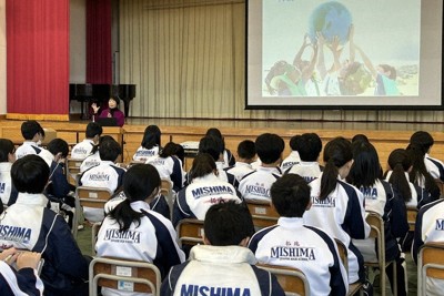 環境ライター、佐藤由美さん（左奥）の講演を聞く生徒ら＝那須塩原市で2025年12月11日、大場あい撮影