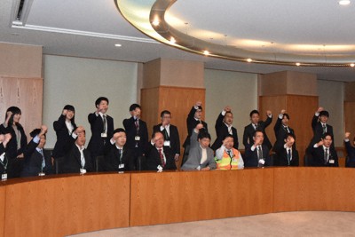 チーム発足式で気合を入れる山本一太知事（前列右から6人目）と県庁職員ら＝群馬県庁で2025年12月17日、福田智沙撮影