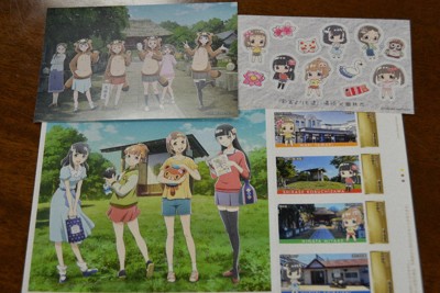 販売が始まった「宇宙よりも遠い場所」のオリジナルフレーム切手セット＝館林市で2025年12月15日、湯浅聖一撮影