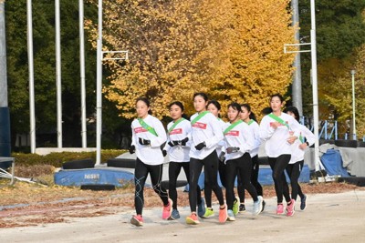 練習に励む春日部女子陸上競技部の駅伝メンバー＝埼玉県春日部市粕壁東の同校グラウンドで2025年12月3日、板鼻歳也撮影