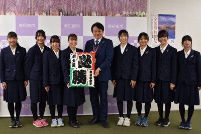 埼玉県春日部市の岩谷一弘市長から飾り凧を贈られ、笑顔の春日部女子高校陸上競技部の選手＝同市役所で