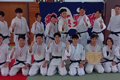 逮捕術の全国大会2部で2連覇を果たした岐阜県警チーム＝岐阜市で2025年12月3日、稲垣洋介撮影