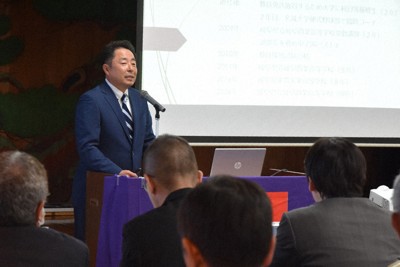 群馬県高野連の関係者を前に講演する岐阜県岐阜商の藤井潤作監督＝群馬県渋川市で2025年12月6日、福田智沙撮影