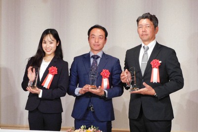 中部スポーツ賞の表彰式に出席した（左から）鈴木歩佳さんと中京高・福井健治コーチ、王子・鈴木賢一副部長＝名古屋市で2025年12月9日、安達一正撮影