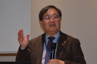 子育て支援について話す元厚生労働省事務次官で名古屋市立大の吉田学顧問＝同市中区で2025年12月16日、川瀬慎一朗撮影