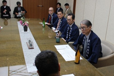 三日月大造知事（手前）に酒米高騰に対する支援を訴える滋賀県酒造組合の松瀬忠幸会長（右端）ら＝滋賀県公館で、北出昭撮影