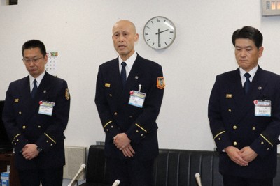 2024年8月に発生した、救助訓練中における事故の報告書について発表する大津市消防局の小田浩文次長（中央）ら＝大津市役所で、岸桂子撮影