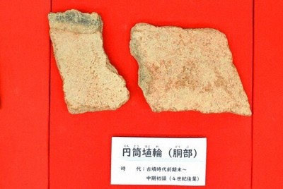 粘土槨近くの墳丘盛り土の中から出土した円筒埴輪片＝草津市役所で、礒野健一撮影
