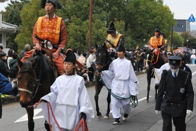 各時代の装束を着た約1000人と馬約50頭が練り歩いた「お渡り式」＝奈良市登大路町で、大川泰弘撮影