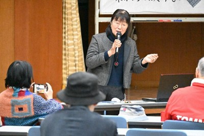 長生炭鉱の遺骨収容などの活動について話す井上洋子さん＝奈良市大安寺1の県人権センターで、山口起儀撮影