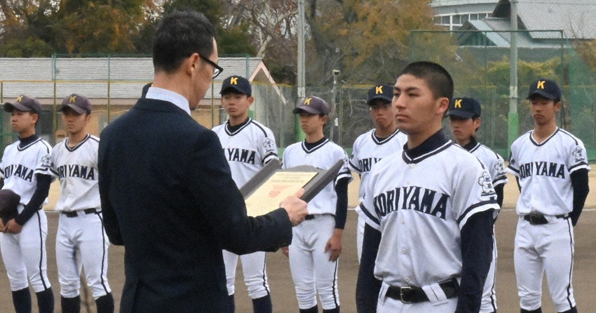 センバツ21世紀枠 近畿地区候補校・郡山 表彰盾手に、意気込む ／奈良