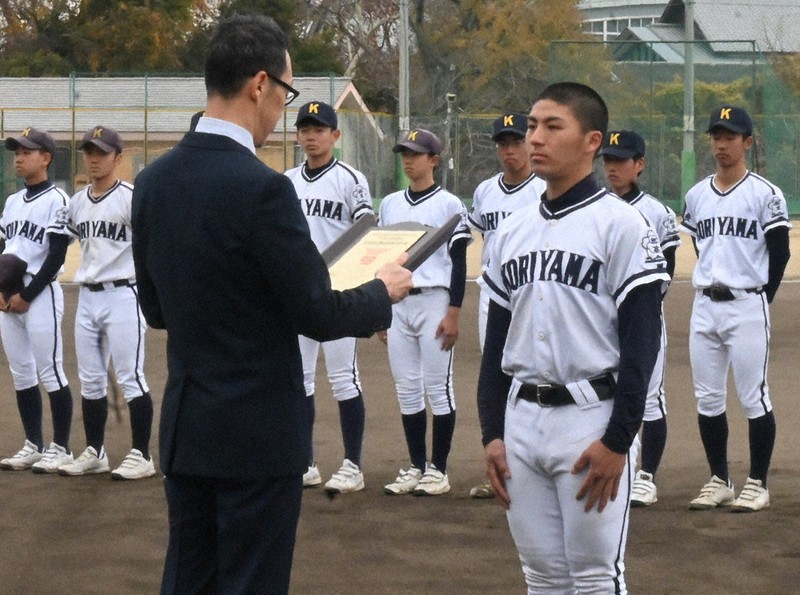 センバツ21世紀枠 近畿地区候補校・郡山 表彰盾手に、意気込む ／奈良