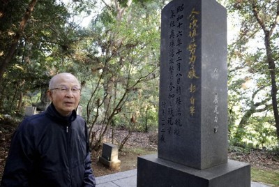 広尾彰さんの墓を訪れた、おいの靖彰さん＝共同