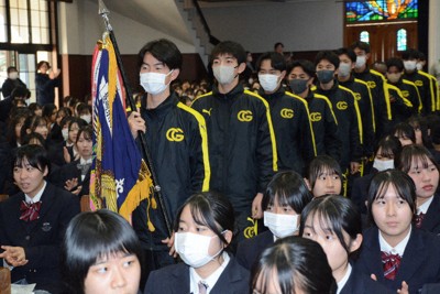 拍手で迎えられて入場する選手たち＝長崎県諫早市で2025年12月17日午後2時19分、松尾雅也撮影